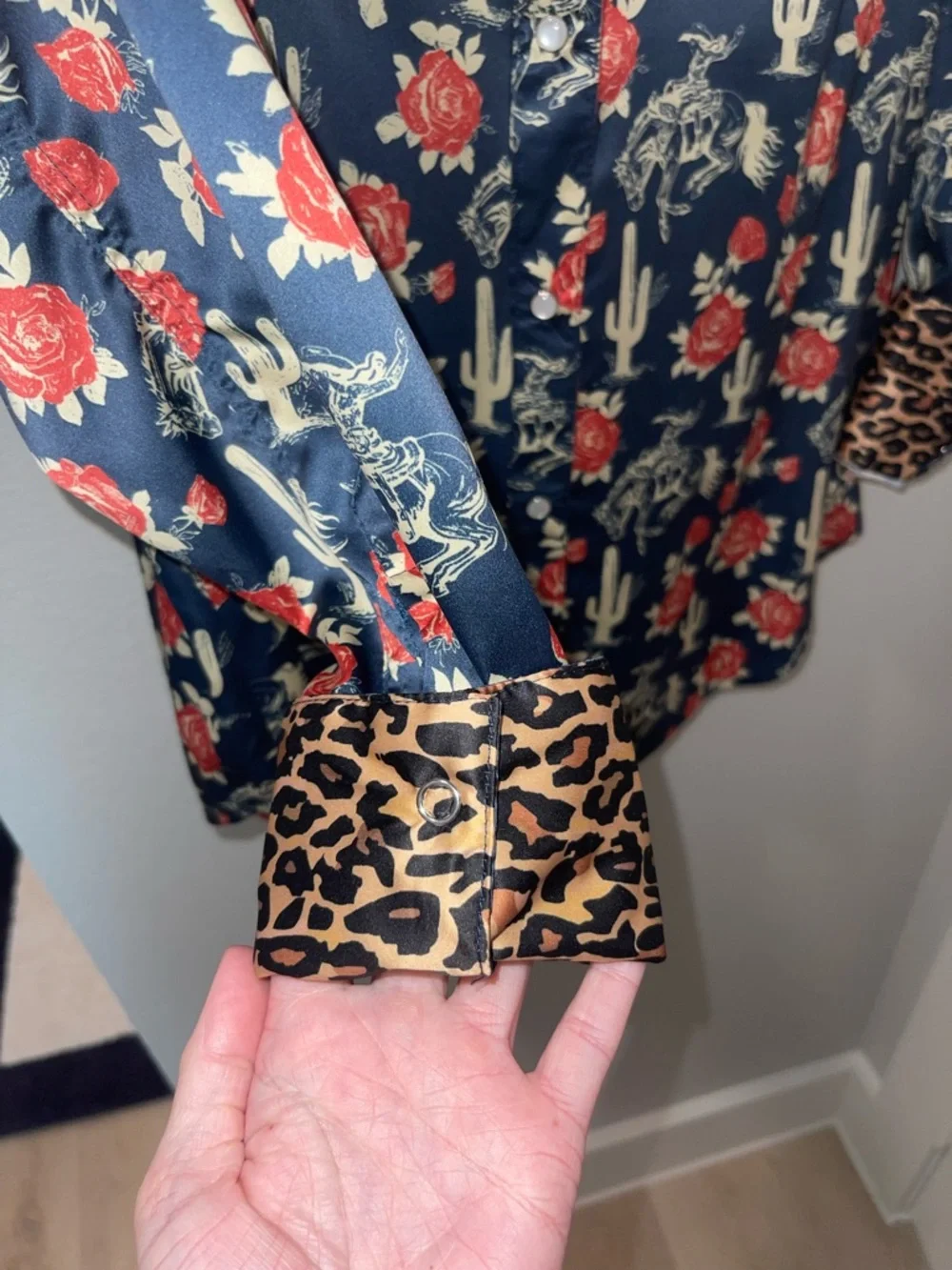 Western pearl snap women’s shirt - Picture 3 of 6